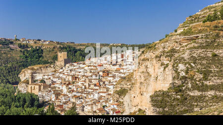 Panorama del villaggio di montagna di Alcala Del Jucar, Spagna Foto Stock