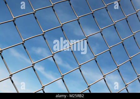 Catena agganciata recinto con cielo blu come sfondo. Foto Stock