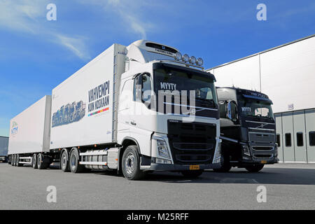 LIETO, Finlandia - Aprile 5, 2014: Il nuovo Volvo FH 500 e FH16 750 Legname camion visualizzati come parte del nuovo Volvo Truck gamma al Volvo Truck e bus C Foto Stock