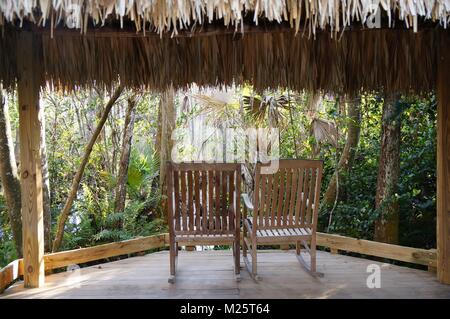 Tiki Hut guardando le paludi in acque erbosa Foto Stock