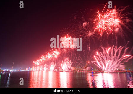 Spettacolo di fuochi d'artificio vigilia di capodanno 01-01-2018 nella baia di Abu Dhabi negli Emirati Arabi Uniti. Foto Stock