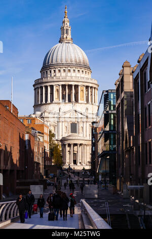 LONDON, Regno Unito - 30 ottobre 2012: pedoni che attraversano Pietro collina la passerella che conduce dal London Millennium Footbridge per la Cattedrale di St Paul, Foto Stock