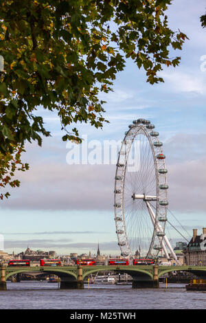LONDON, Regno Unito - 29 ottobre 2012: Double Decker autobus si muovono lungo il Westminster Bridge sul fiume Tamigi, iconico London Eye gigantesca ruota panoramica Foto Stock