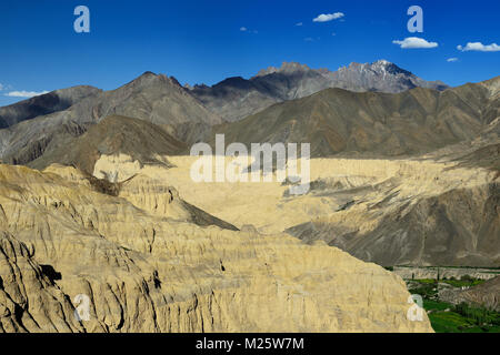 Turistica durante la spedizione nelle montagne del Ladakh è ammirando lo splendido panorama del Karakorum nelle vicinanze della città di Lamayuru. Foto Stock