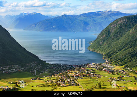 Viaggio in Norvegia: vista panoramica sulla cittadina e fjord Foto Stock