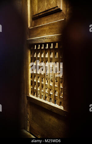 Una Chiesa confessionale stand in legno schermata di partizione Foto Stock