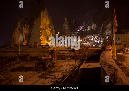 Scena notturna del Castello di Uchisar in Cappadocia. Vista illuminata del famoso villaggio di Uchisar, distretto di Nevsehir Provincia in Anatolia centrale regione della Turchia, Asia. Foto Stock