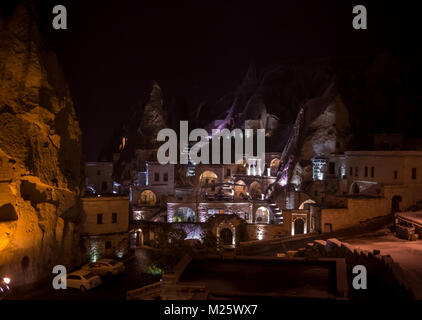 Scena notturna del Castello di Uchisar in Cappadocia. Vista illuminata del famoso villaggio di Uchisar, distretto di Nevsehir Provincia in Anatolia centrale regione della Turchia, Asia. Foto Stock