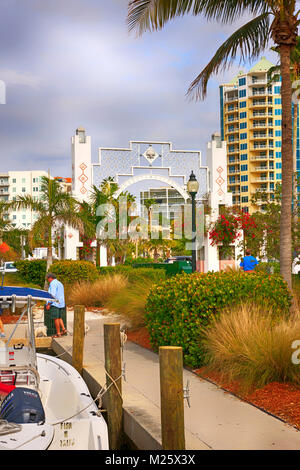 Marina Plaza che conduce a Bayfront Park a Sarasota FL, Stati Uniti d'America Foto Stock