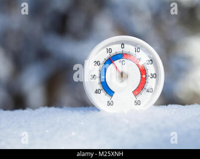 Termometro con scala Celsius collocato in una neve fresca che mostra temperatura sotto zero meno 11 gradi - freddo inverno concept Foto Stock