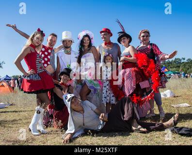 Cosmo Village, Provincia di Almaty, Kazakhstan - 16 agosto 2015: il festival di musica etnica Forey, un sacco di gente si raccoglie in questa vacanza per rilassarsi e divertirsi. Etnia open-air concerto, dove molte persone si sono radunate. Momento nel matrimonio, la sposa e lo sposo tenendo le mani con bouquet Foto Stock