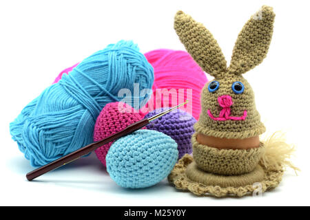 Crochet Easter Bunny egg cup di lana e lana di uova di pasqua in bianco sullo sfondo isolato Foto Stock