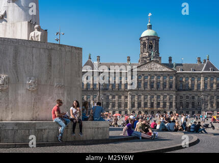Fra le attrazioni turistiche più popolari di Palazzo Reale e il Monumento Nazionale, Piazza Dam, Città centro quartiere, Amsterdam, Paesi Bassi. Foto Stock