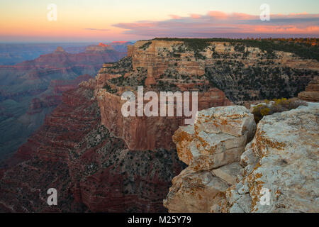 Sunrise lungo il bordo settentrionale del Grand Canyon nel Parco Nazionale del Grand Canyon, Arizona. Stati Uniti d'America Foto Stock