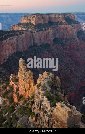 Sunrise lungo il bordo settentrionale del Grand Canyon nel Parco Nazionale del Grand Canyon, Arizona. Stati Uniti d'America Foto Stock