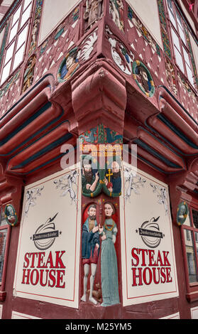 Sculture in legno a Junkernschanke, un mezzo in legno edificio, costruito nel 1446, a Barfusserstrasse nella città vecchia di Gottinga, Bassa Sassonia, Germania Foto Stock