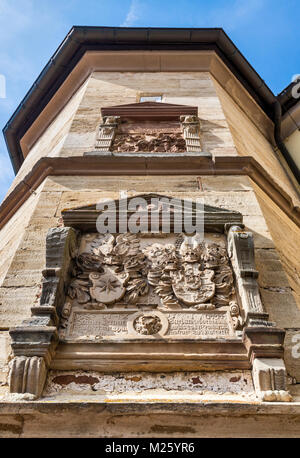 Cartiglio in pietra arenaria con stemma, datata 1577, a Achteckiger Treppenturm, torre a Schloss Waldeck, castello medievale a Waldeck, Hessen, Germania Foto Stock