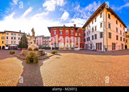 Città di Cividale del Friuli colorato piazza italiana vista panoramica, Regione Friuli Venezia Giulia di Italia Foto Stock