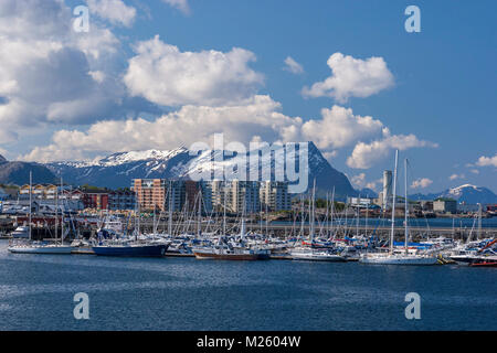 Bodo con le navi a vela nel porto dal traghetto per Moskenes, arcipelago delle Lofoten, Norvegia Foto Stock