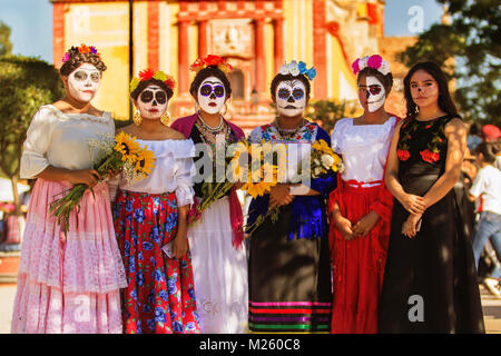 CADEREYTA, Messico - 27 ottobre gropu messicano di ragazze con catrina trucco e abiti Catrina Foto Stock