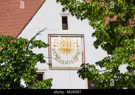 Meridiana sul lato sud della Collegiata della antica cappella in Regensburg, Baviera, Germania. Foto Stock