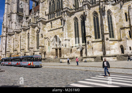 Scena di strada di fronte la Cattedrale di San Pietro a Regensburg, Baviera, Germania. Foto Stock