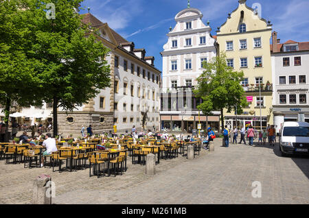 Architettura storica e scene di strada sulla piazza Kohlenmarkt in Regensburg, Baviera, Germania. Foto Stock