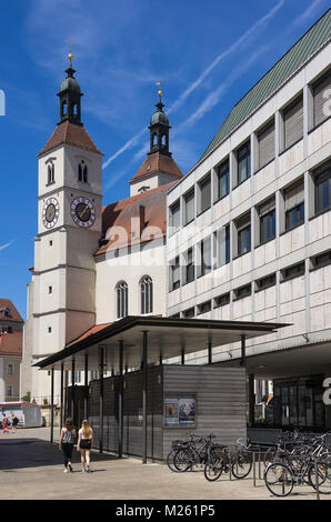 Vista della Chiesa Neupfarrkirche e architettura moderna su Neupfarrplat Square nella città vecchia di Ratisbona, Baviera, Germania. Foto Stock