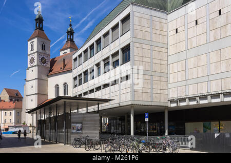 Vista della Chiesa Neupfarrkirche e architettura moderna su Neupfarrplat Square nella città vecchia di Ratisbona, Baviera, Germania. Foto Stock