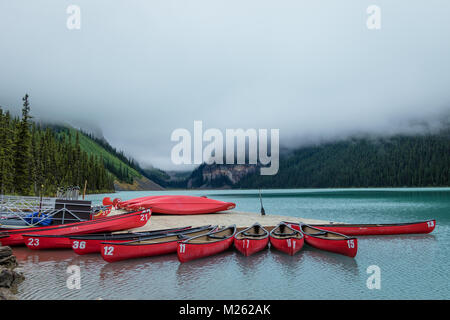 Canoe sul Lago Louise Foto Stock