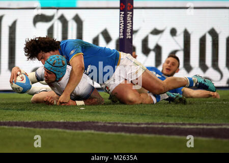 Roma, Italia. 04 feb 2018. 4. febbraio 2018, Stadio Olimpico, Roma, Italia; NatWest Sei Nazioni di Rugby, Italia contro l'Inghilterra; l'Inghilterra del martinetto Nowell (L) punteggi a provare come l'Italia Tommaso Boni tenta di fermarlo Credito: Giampiero Sposito/Pacific Premere Credito: Giampiero Sposito/Pacific Press/Alamy Live News Foto Stock