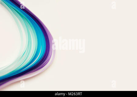 Sfumature di blu e viola strisce di carta su sfondo bianco; linee astratte sfondo Foto Stock