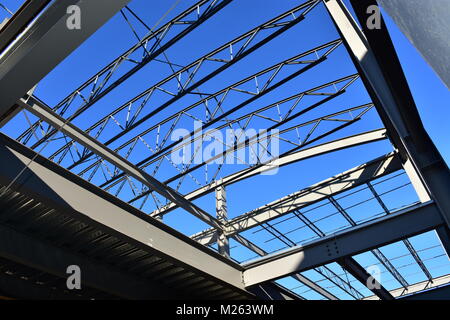 Gli elementi strutturali del telaio in acciaio edificio commerciale in costruzione. Foto Stock