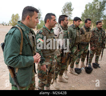 Soldati Zeravani distribuito come supporto di funzionamento inerenti risolvere ascoltare istruzioni da un esercito tedesco trainer durante la formazione della coalizione al Kurdistan formazione Centro di coordinamento per la formazione della coalizione vicino a Erbil, Iraq, nov. 21, 2017. L ampiezza e la diversità dei partner della coalizione dimostra il livello globale e unified obiettivo di sconfiggere ISIS in Iraq e la Siria. CJTF-funzione OIR è la coalizione globale per sconfiggere ISIS in Iraq e la Siria. (U.S. Esercito Foto Stock