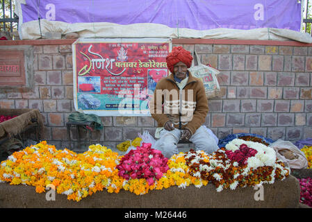 Fiori per la vendita di fronte al tempio, Bundi, Rajasthan, India Foto Stock