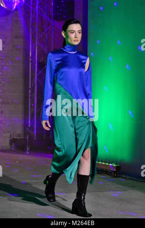 Kiev, Ucraina. 03Feb, 2018. Il modello presenta una creazione del designer POUSTOVIT durante la sfilata di moda come parte della Ukrainian Fashion Week FW18-19 a Mystetskyi Arsenal. Credito: Alexandr Gusev/Pacific Press/Alamy Live News Foto Stock