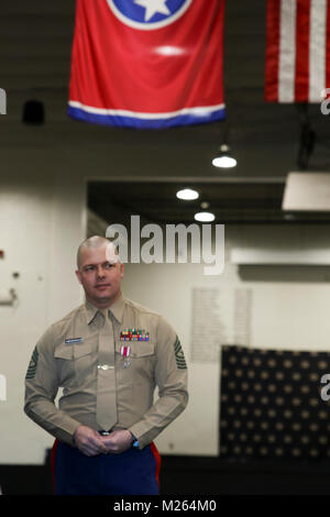 Stati Uniti Marine Corps Sgt. Il Mag. Jody F. VanDoorenmaalen, off-andando sergente maggiore per stazione di reclutamento di Nashville 6 Marine Corps distretto, offre un discorso durante un sollievo e nomina cerimonia presso il Tennessee Highway Patrol Training Academy, Nashville, Tennessee, a gennaio 19, 2018. VanDoorenmaalen riferirà alle Marine Tactical Air Command Squadron 38 di assumere i compiti come sergente maggiore. (U.S. Marine Corps Foto Stock