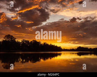 Fine di un polveroso calde estati giorno oltre il Fiume Murray vicino Curlwaa, NSW, Australia. Foto Stock