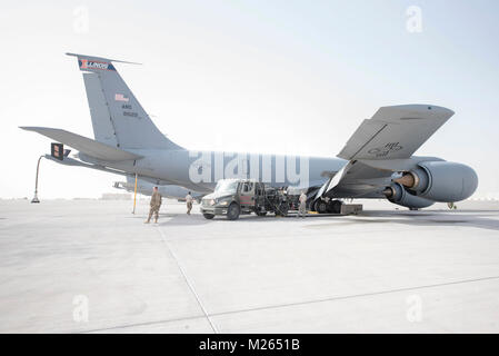 Avieri assegnato al 379 Expeditionary disponibilità logistica Squadron il carburante a KC-135 Stratotanker Al Udeid Air Base, Qatar, 23 gennaio 2018, utilizzando un R-12 refueler carrello per fare rifornimento KC-135 che è assegnato al 340 Expeditionary Air Refuelling Squadron. Le cisterne che sono responsabili per la fornitura di due terzi di tutto il combustibile a airborne ricevitori NEGLI STATI UNITI Il comando centrale e l'area di responsabilità. (U.S. Air National Guard Foto Stock