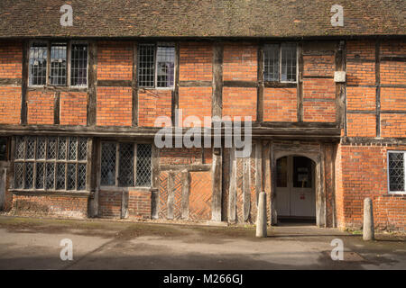 La Chiesa di San Michele Cottage in Basingstoke, Hampshire, Regno Unito, uno dei più antichi edifici della città Foto Stock