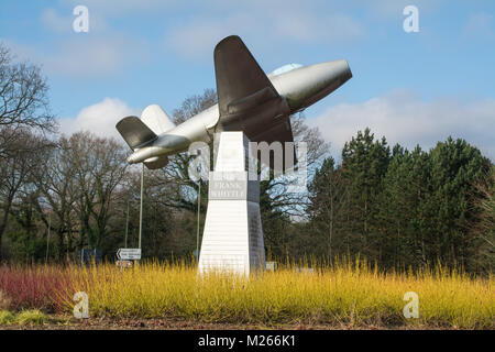 Monumento a Sir Frank Whittle al di fuori di Farnborough airport - replica del primo aeromobile a volare con un Whittle-progettato il motore, il Gloster E28/39 Foto Stock