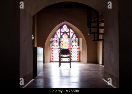 Banco di scuola nel mezzo di una vecchia chiesa Foto Stock