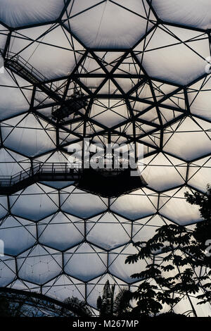 Dettagli interni del progetto Eden è in acciaio e in plastica struttura Biome. Bodelva, Cornwall, Regno Unito. Foto Stock