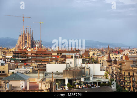 Vista dei tetti di Barcellona contro lo sfondo della Sagrada Familia sul giorno di estate, Spagna Foto Stock