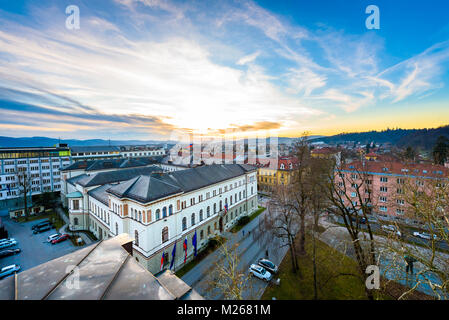 Vista di Lubiana da Cankarjev dom con il palazzo presidenziale. Vista serale di Ljubljana con Roznik, Tivoli, il palazzo presidenziale e nazionale Foto Stock