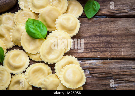 Artiginale stile ravioli ripieni di formaggio Foto Stock