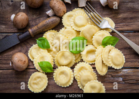 Artiginale stile ravioli ripieni di formaggio e funghi champignon Foto Stock