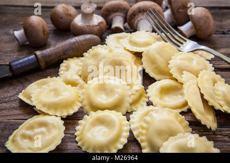 Artiginale stile ravioli ripieni di formaggio e funghi champignon Foto Stock