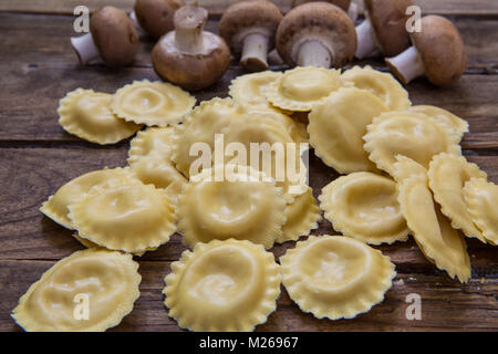 Artiginale stile ravioli ripieni di formaggio Foto Stock