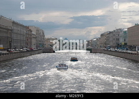 SAINT-Petersburg, Russia - Agosto 17, 2013: barche sul Fiume Fontanka. Sullo sfondo è la Trinità cupola della cattedrale Foto Stock